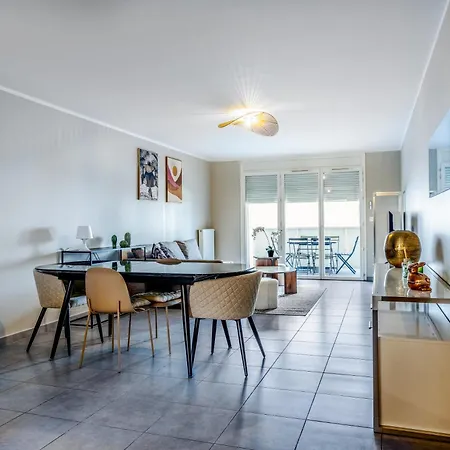 2 Bright Bedrooms, Terrace & Parking, Near Geneva Lejlighed