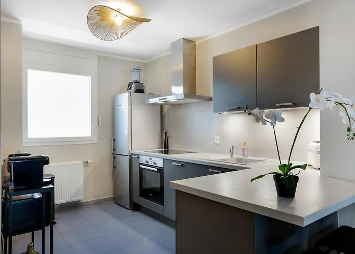 Lejlighed 2 Bright Bedrooms, Terrace & Parking, Near Geneva La Celle-sous-Gouzon