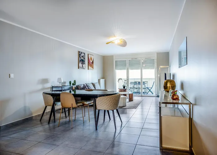 2 Bright Bedrooms, Terrace & Parking, Near Geneva Lejlighed